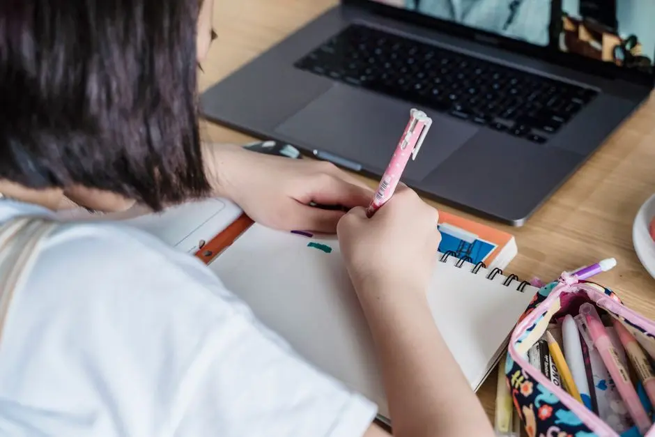 alt ilustrasi siswa belajar bimbel online dengan laptop